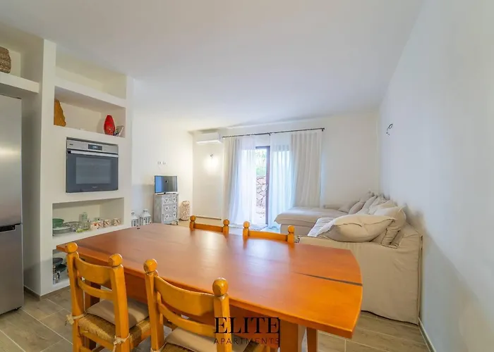 Lussuosa Con Piscina A Porto Rotondo Apartmanhotel Cugnana